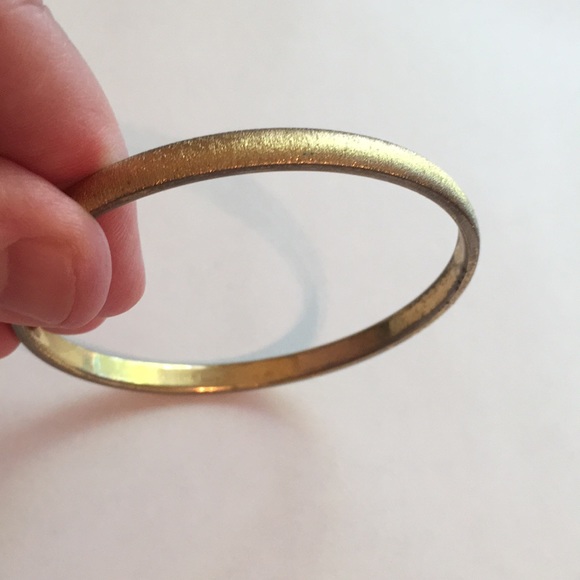 Elegant vintage burnished goldtone bangle bracelet by Monet - Picture 5 of 12